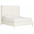 Cama con cabecero claro de paneles verticales - beige