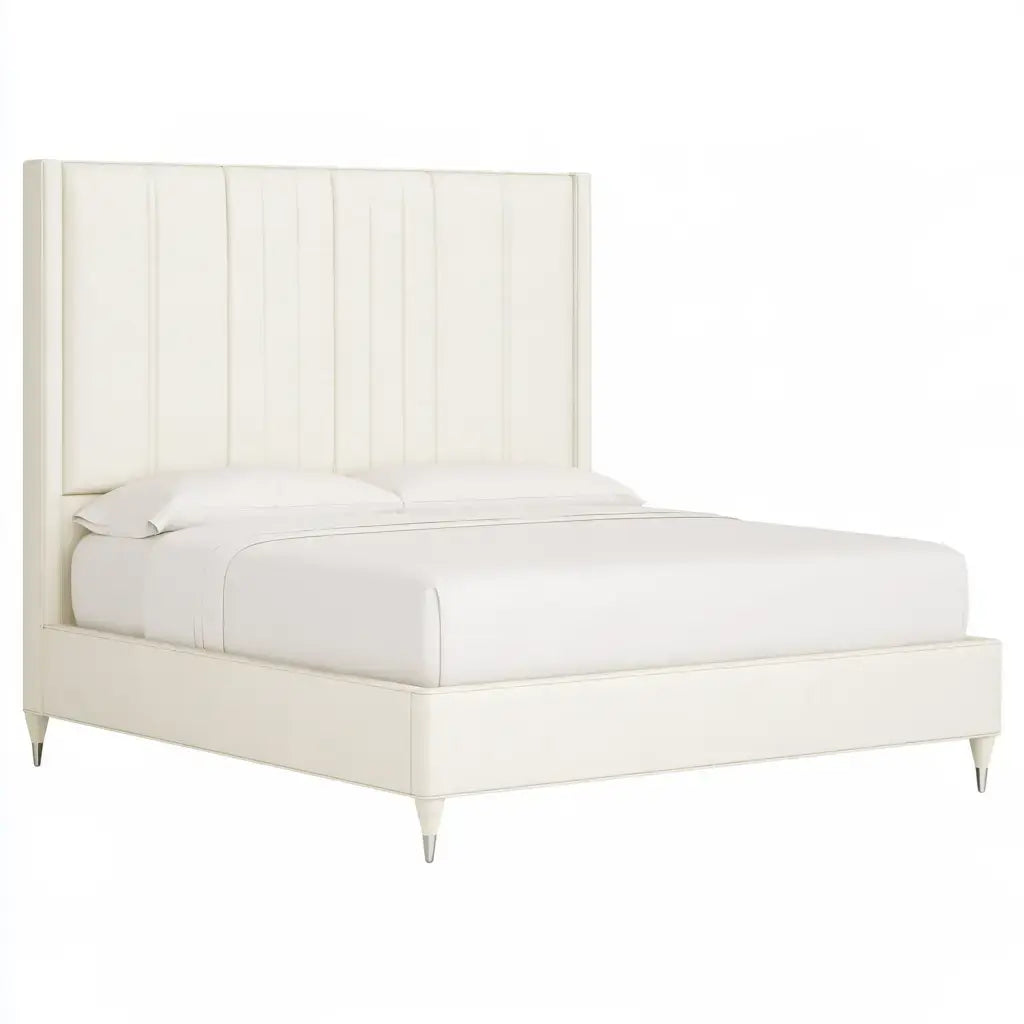 Cama con cabecero claro de paneles verticales - beige
